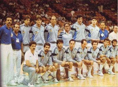 La selección español de baloncesto que logró la medalla de plata en los Juegos Olímpicos de Los Ángeles. La selección español de baloncesto que logró la medalla de plata en los Juegos Olímpicos de Los Ángeles.